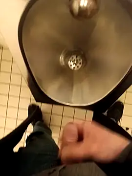 [6 Feb 12:22] Public Show – видео вебкам-модели awesome-dirty-dick