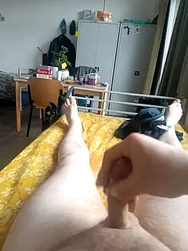 [8 Feb 12:37] Public Show – видео вебкам-модели awesome-dirty-dick