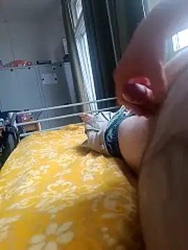 [14 Mar 13:04] Public Show – видео вебкам-модели awesome-dirty-dick