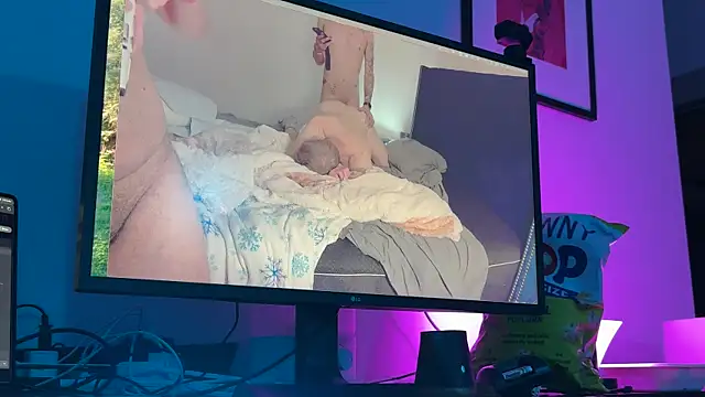 [9 Jun 03:52] Private Show w/ my homemade porn in the backgroun - video by bearcloudcomputa cam model