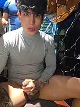 Tomy makes a cum on his latex pants at the bar.－カメラキャストのChristangel96_の動画