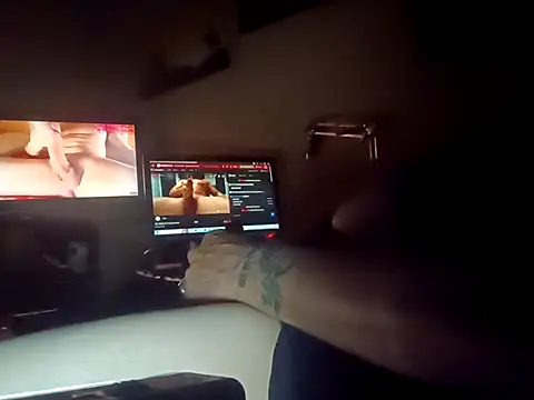 [14 Oct 02:29] Public Show – video modela na kameri dicks-lover