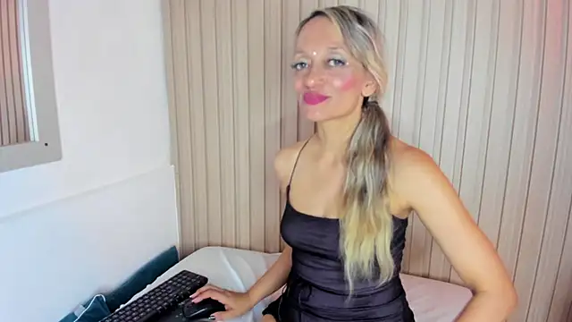 Private Show - video di emma_collson