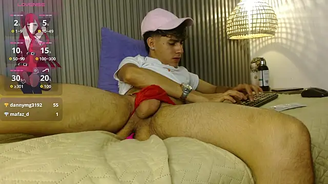 playing very horny in bed - vidéo du modèle de showcams Dyla_n18