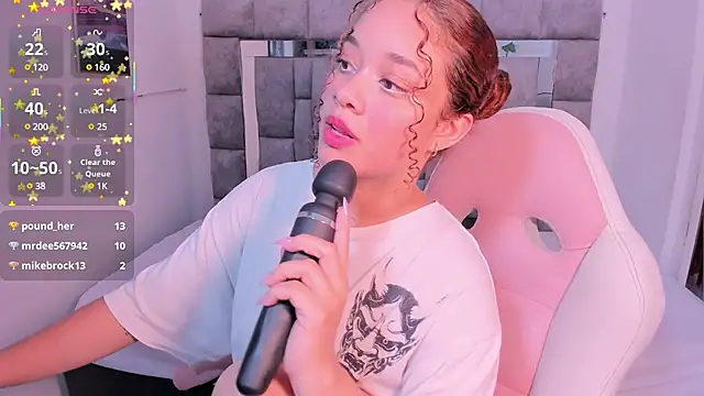 enjoyning my pussy - video by zulyjones cam model