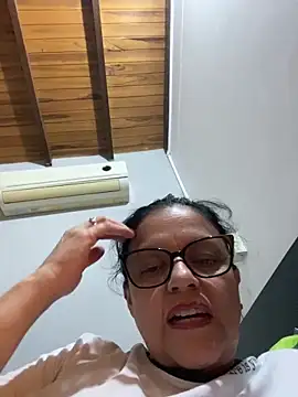 [Playing with my tits - Vídeo de Sharongirl07, modelo de vídeos