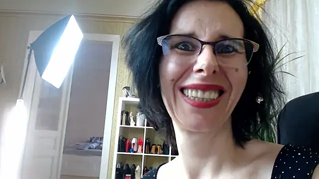 High Heels Vorstellung - video by chillimonia cam model