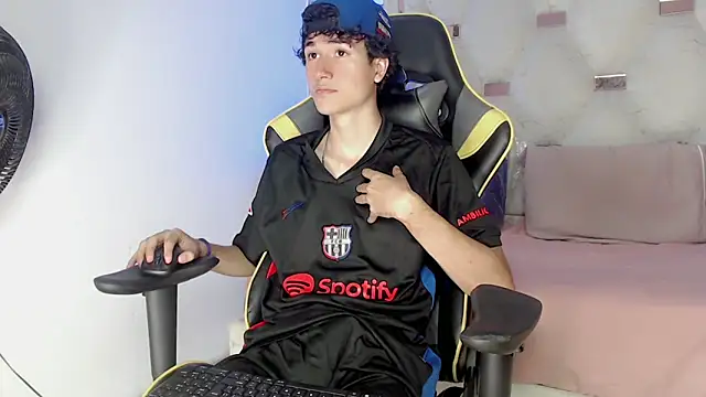 Great discharge of semen after masturbating - video by johnny_cagee cam model