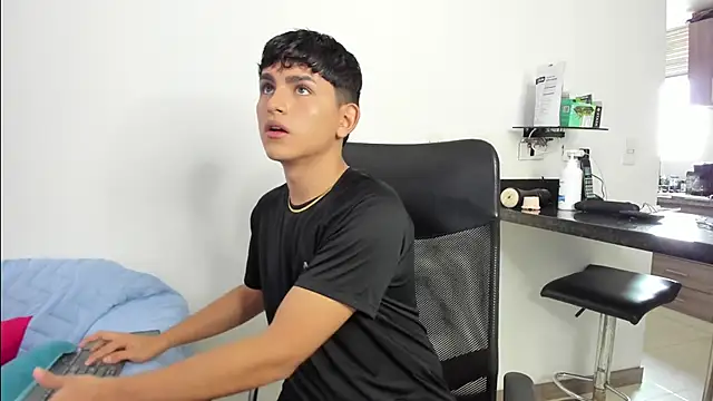 [21 Feb 11:42] Private Show – video modela na kameri Lyam_ap