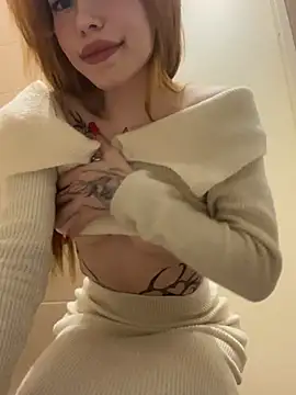 Hot show in the public toilet of the shopping centre🫢 - vídeo de la modelo de cam babydolll