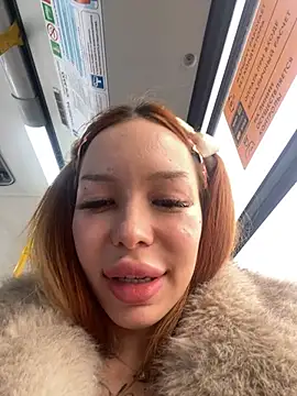 Pussy play with fur coat - vídeo de la modelo de cam babydolll