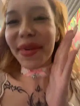 Topless play with my pussy in cafe - vídeo de la modelo de cam babydolll
