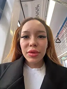 Play with stranger dick in bus - vídeo de la modelo de cam babydolll