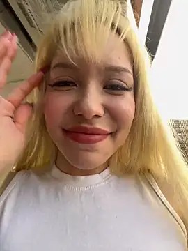 Pussy play in bus - vídeo de la modelo de cam babydolll