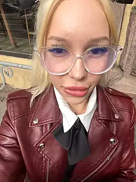 Suck dildo in public - vídeo de la modelo de cam babydolll