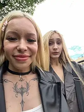 two girls one show - vídeo de la modelo de cam babydolll