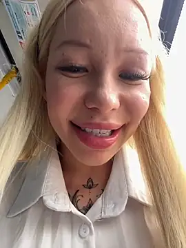 Play with my pussy and boobs in bus - vídeo de la modelo de cam babydolll