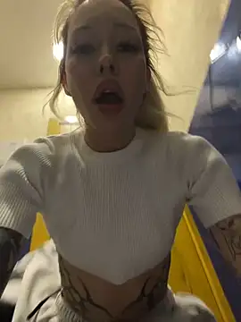 Big squirt in public toilet - video by babydolll cam model