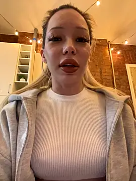 OMG SOMEONE CAUGHT ME WHILE IM SHOW MY BODY TO STRANGER - vídeo de la modelo de cam babydolll