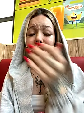 UNDER TABLE PUSSY PLAY IN BURGER KING - vídeo de la modelo de cam babydolll