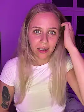 Squirt im Bett - video by lunawolf21 cam model