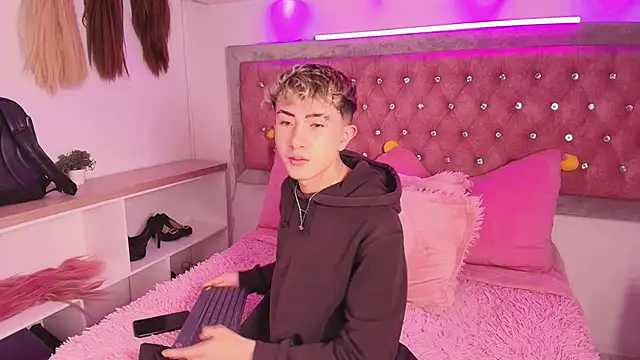 Very hot foot show - video by Noah_Xitruxx cam model