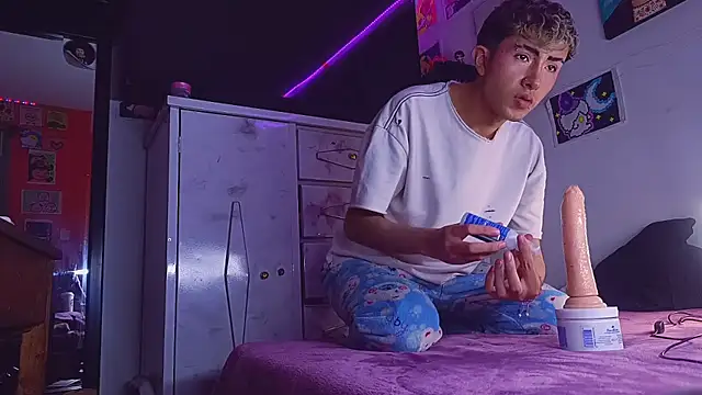 SHOW dildo in Noah's ass 🍑💦 - video by Noah_Xitruxx cam model