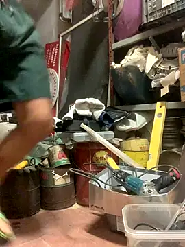 PVT CENA IN GIARDINO HA VOGLIA CHE GLI SUCCHIO IL CAZZO E LO ACCONTENTO NELLA CANTINA - video van harleyejoker1 cam-model