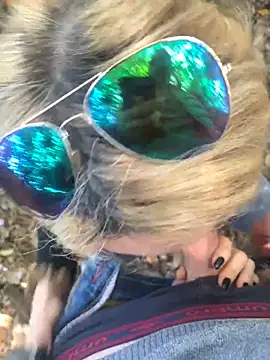 TICKET NEL BOSCO pompino scopata e sborra in bocca dal guardone - video van harleyejoker1 cam-model