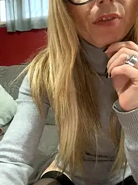 PVT MI MASTURBO CON DILDO E MANI E SQUIRTO UN PO - video van harleyejoker1 cam-model