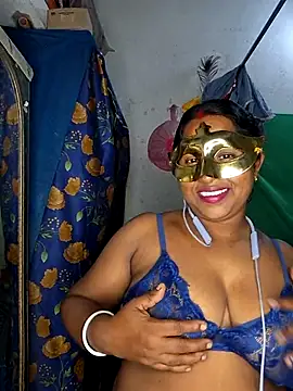 [31 Oct 22:56] Private Show – video od webkamerové modelky Real_Desi_Couple