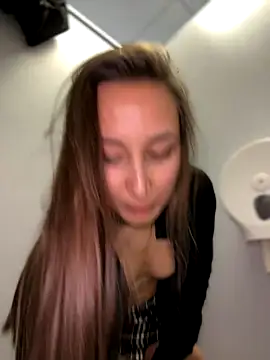 😱MEN’S RESTROOM & ME FUCKING DILDO WITH DOOR OPEN ABOUT GETTING CAUGHT OMG – video od webkamerové modelky ICrazyOneIRL