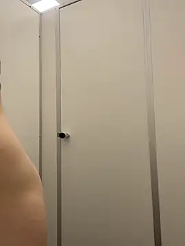masturbation in a public toilet😋🤯 - Vídeo de Mia_Mia_M, modelo de vídeos