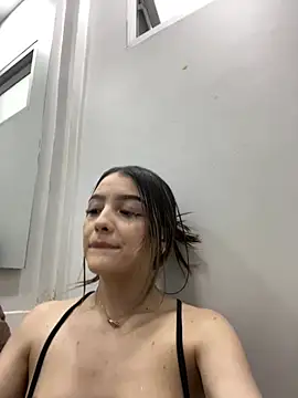 I fuck myself in the bathroom of the shopping center🥵
