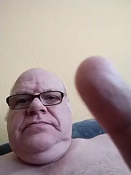 [19 Feb 14:05] Public Show – video modela na kameri jk6t