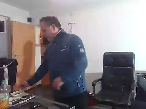 [16 Nov 20:38] Public Show - vidéo du modèle de showcams DauerAkt8069