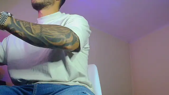 FLEX AND HOT POSE