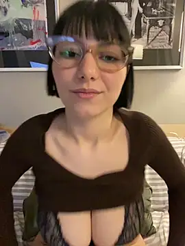 Show and bounce boobs