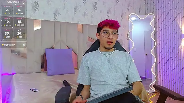 Naked + Masturbacion - vidéo du modèle de showcams Axel_tay