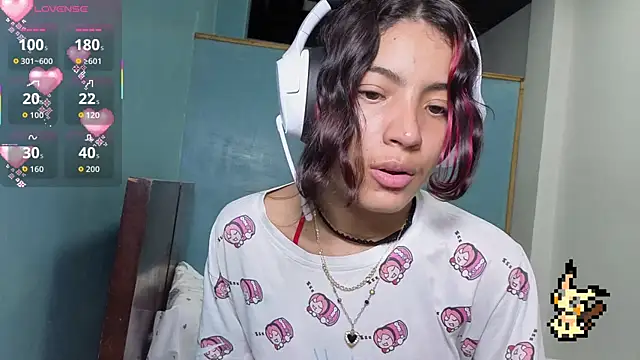 U WANNA SEE WHAT IS UNDER MY CLOTHES? (BIKINI,BOUNCE BOOBS,SMOKE VAPE AND SUCK FINGERS) – video od webkamerové modelky Lovelyamyy