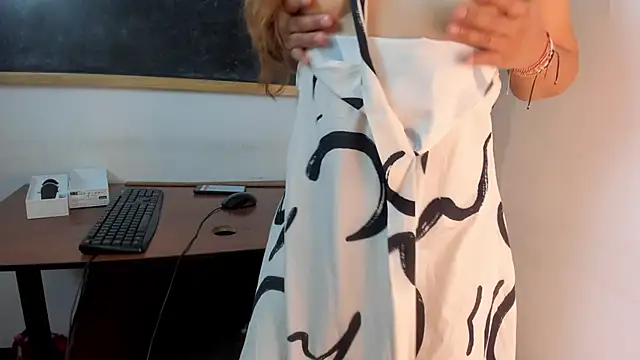 Teacher spreads her legs on the desk for you to enjoy her wet vagina - vídeo de la modelo de cam Miiss_eva