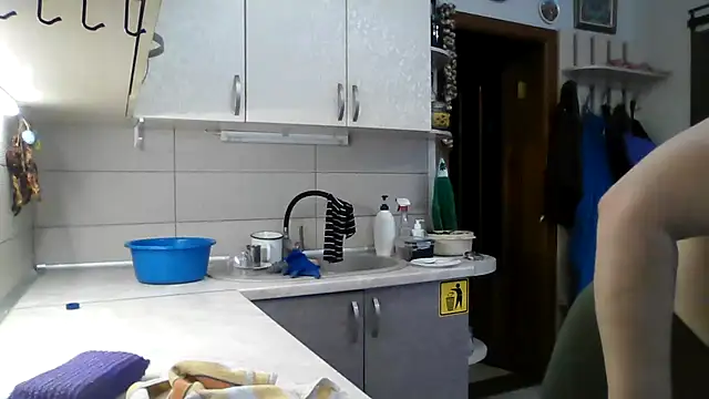 cleaning naked my kitchen - video by Viki100paradise cam model
