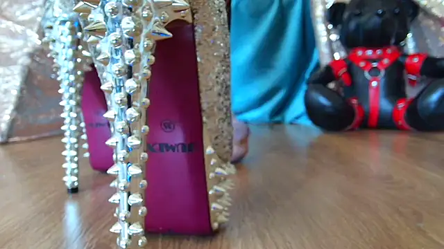 Käfig anziehen und knie nieder. 🔥 Put on the cage and kneel down. - video by Mijou_Merlin cam model