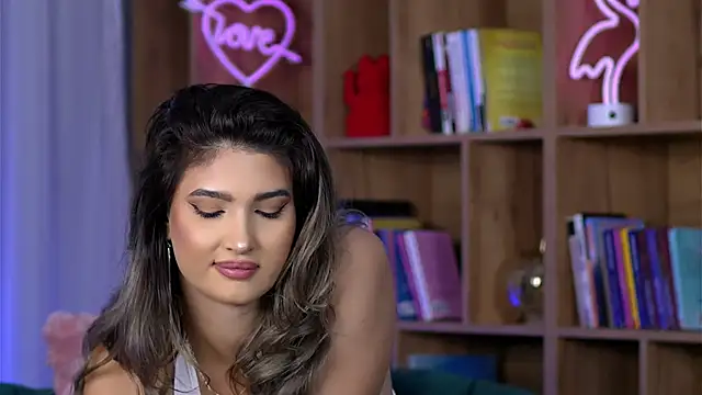 Naughty pussy play with the dress on ♥ – video od webkamerové modelky SarahPeach8