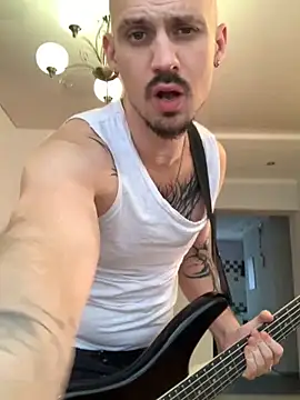 [22 Aug 18:11] Public Show - vidéo du modèle de showcams AssHunter4k