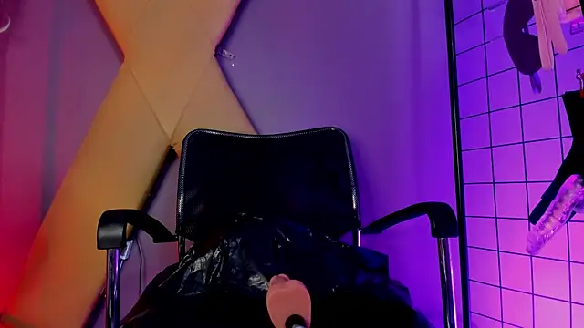 Mistress has fun humiliating herself for small or deliberate mistakes - 視頻由 lucy_queensss 主播提供