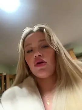 Rubbing pussy in secret - video by blissdimicco cam model