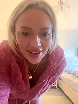 Secretly opening up pussy under dressing gown and fucking bbc - video od modelky/modela blissdimicco