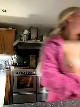 Walking around tits out - video od modelky/modela blissdimicco