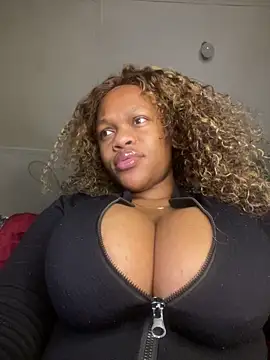 boobs play — filmik BonnyMolhada, modela(-lki) na kamerkach